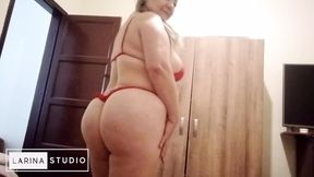 Madura Plays with Her Dildo Among Her Big Tits, in Bikini Seduces Sexy in Her Room While Provoking You