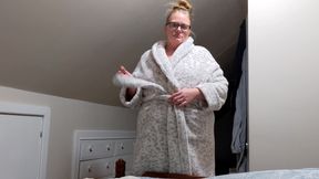 Chubby MILF Gives a Blowjob Before Bed