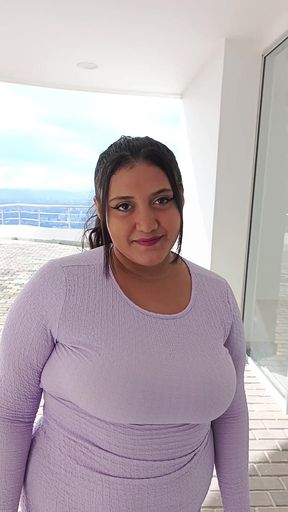 Real estate agent sells her pussy