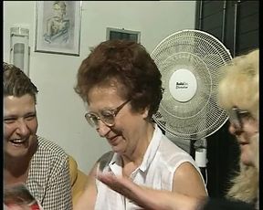 Kaum zu glauben, Omas die Strip Poker spielen + sich lecken