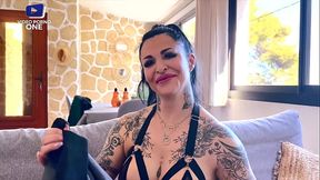 Cette milf de 45 ans est tatou&eacute_e de partout et elle se fait baiser par un voisin coquin !