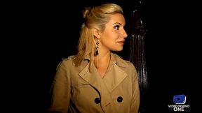 Nasta Zya s'_exhibe pour attirer les mecs et profite d'_un bukkake en ext&eacute_rieur