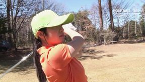 Asiatische Golfmaedchen bekommen extra Trainingsstunde