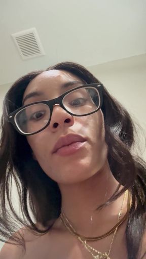 Hungry Squirting Redbone Digging Out Her Nut