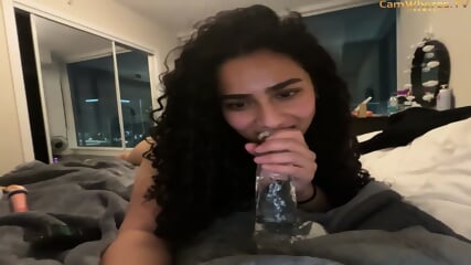 Cutie wid pretty toes fucks her self