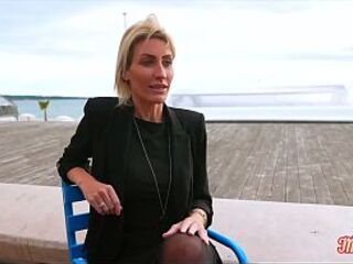 Anouk, an elegant woman, is looking for a well-veined schlong.