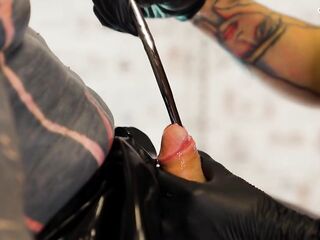 Latex Domme 3some Sound & Finger the Tattooed Thrall’s Rod