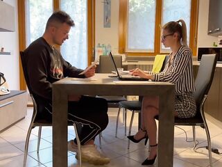 Annika, la consulente hot viene scopata nel suo ufficio dal cliente Tommy. Dialoghi italiano. Italy