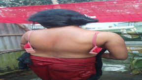 Alon sexy aunty out door bathe....