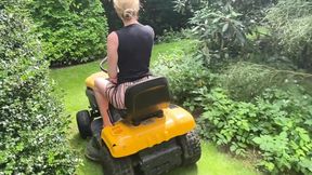 You Must See This! Mowing the Lawn While Sucking Dick with Sluttyshanna