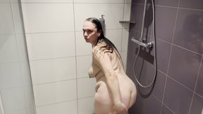 German mother Saskialove does it herself when showering and comes extremely