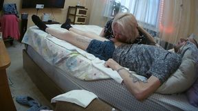 A friend sucks every last drop of cum out of a dick