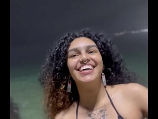 Married girl loses her phone and videos of her having sex on Ipanema beach in Arpoador are leaked